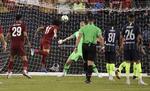 Salah heder bolsen i kassen efter 52 sekunder på banen. Julio Cortez/AP