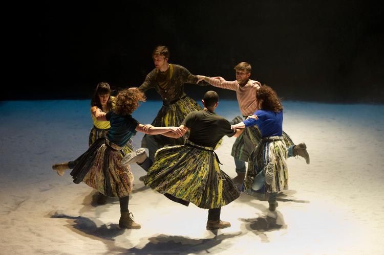 Lad dig hypnotisere af en sanselig seance med meditative cirkelbevægelser og besættende trommerytmer midt i en magisk storbynatur. Metropolis: Pr-foto