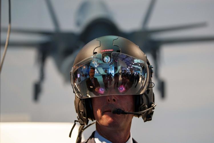En besøgende ved Farnborough Airshow 2016 prøver en Striker II hjelm. Tolga Akmen/Ritzau Scanpix