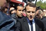 Alexandre Benalla har tit været at se lige bag Emmanuel Macron. Det er slut nu. Thibault Camus/AP