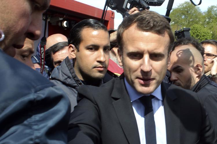 Alexandre Benalla har tit været at se lige bag Emmanuel Macron. Det er slut nu. Thibault Camus/AP