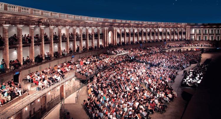 Macerata Opera Festival afholdes hvert år i det åbne teater Sferisterio di Macerata, som her ses med fuldt hus ved en tidligere lejlighed. Pr-foto:  Sferisterio - Macerata Opera Festival