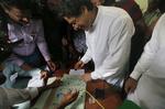  Imran Khan sætter her sin stemme på et valgsted i går. I dag udråber han sig selv som vinder. Anjum Naveed/AP