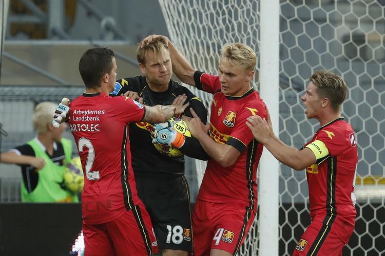 Nicolai Larsen i FC Nordsjælland-målet leverede en fornem indsats torsdag aften, da svenske AIK var på besøg i Farum.
   Jens Dresling/POLFOTO