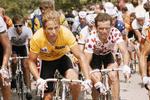 Allerede i 1985, da Tour de France for første og indtil i dag eneste gang besøgte Laruns, var magtkampen mellem holdkammeraterne Bernard Hinault (th) og Greg Lemond brudt ud. Her ses de, da den kulminerede året efter.
   Lionel Cironneau/AP