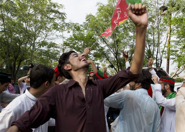 Tilhængere af Imran Khan fester foran politikerens hjem i Islamabad. B.k. Banagsh/AP