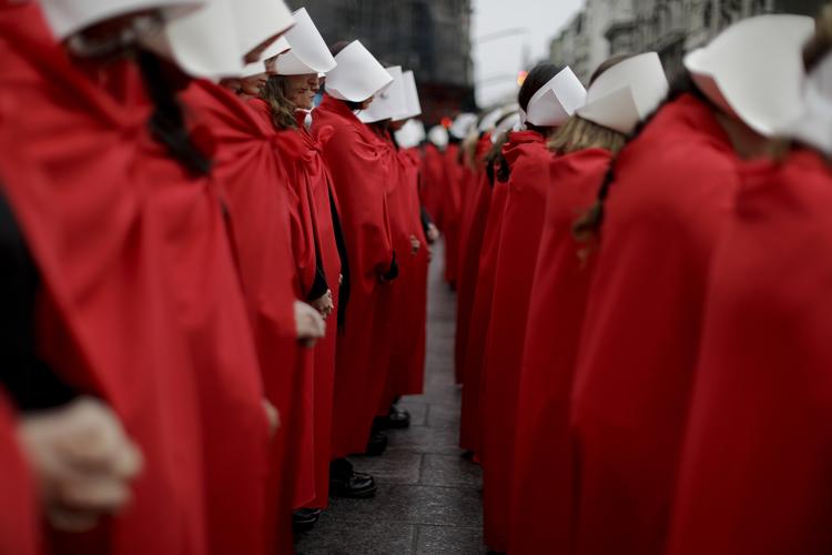 Fri abort-aktivister marcherer iklædt den karakteriske uniform fra 'The Handmaid's Tale'. De ønsker, at abort afkriminaliseres i Argentina. Natacha Pisarenko/AP