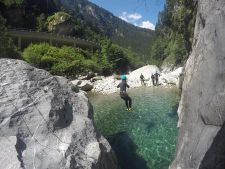 Frit udspring fra klipperne kræver dybe indåndinger. De første par spring går let, men ved syv meter  rammer frygten mig.  Foto: Mountain Sports