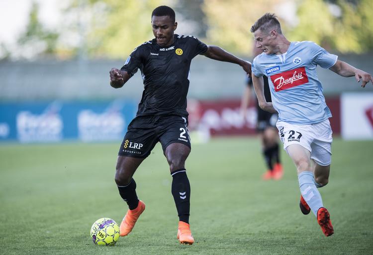Horsens-spilleren Sammy Skytte forsøger at holde Mads Hvilsom fra Sønderjyske væk, men senere scorede Hvilsom til 1-0.
    Claus Fisker/Ritzau Scanpix