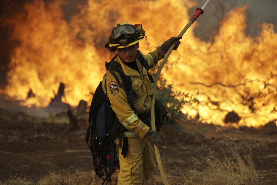 Brandmand uden for byen Redding i det nordlige Californien.
   Marcio Jose Sanchez/AP