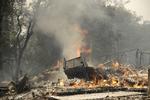 Et hus brænder på en bakketop i Redding.
  
   Marcio Jose Sanchez/AP