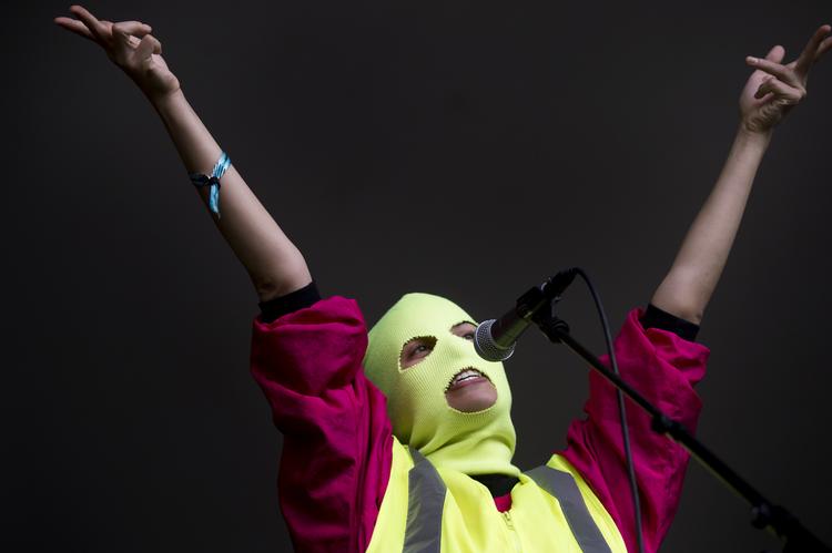 Pussy Riot er kendt for at være en sten i Putins sko. Nu udgiver de en sang til støtte for en 18-årig pige, der risikerer 10 års fængsel.
   Lund Tanja Carstens/RITZAU/SCANPIX