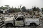 
    En efterladt og udbrændt bil foran et hjem raseret af en vild ildstom i går i Redding i det nordlige Californien.   Marcio Jose Sanchez/AP