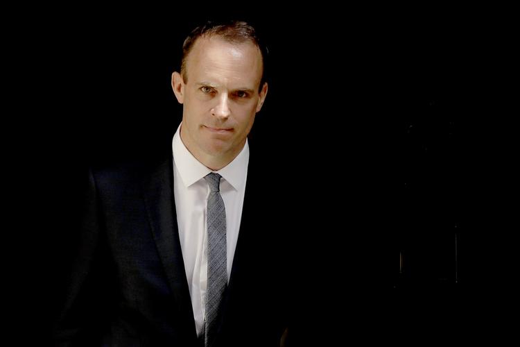 Dominic Raab begyndte i medvind som ny Brexitminiser 9. juli. Siden er stemningen vendt omkring den 44-årige politiker.  Matt Dunham/AP