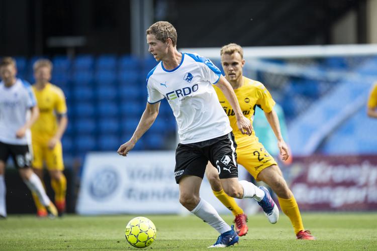 Randers FC's André Ibsen Rømer (forrest) blev matchvinder med et tidligt hovdstødsmål mod OB. Bo Amstrup/Ritzau Scanpix