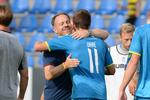 Mikael Uhre scorer sit første mål i brøndbytrøjen og får en krammer af cheftræneren. Ernst van Norde/Ernst Van Norde
