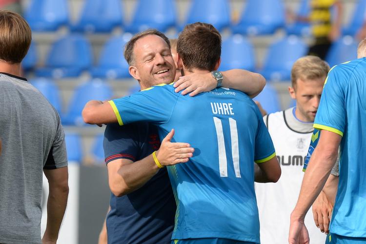 Mikael Uhre scorer sit første mål i brøndbytrøjen og får en krammer af cheftræneren. Ernst van Norde/Ernst Van Norde