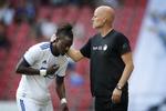 FCK-træner Ståle Solbakken er glad for at have fået Dame N'Doye i truppen igen. Her siger Solbakken tak for senegaleserens tre scoringer til pauseføringen 3-0 i Parken 
 
   Jens Dresling/POLFOTO