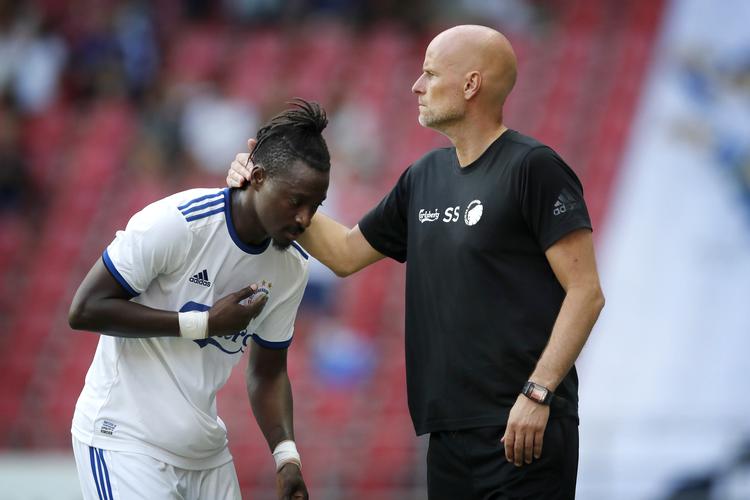 FCK-træner Ståle Solbakken er glad for at have fået Dame N'Doye i truppen igen. Her siger Solbakken tak for senegaleserens tre scoringer til pauseføringen 3-0 i Parken 
 
   Jens Dresling/POLFOTO