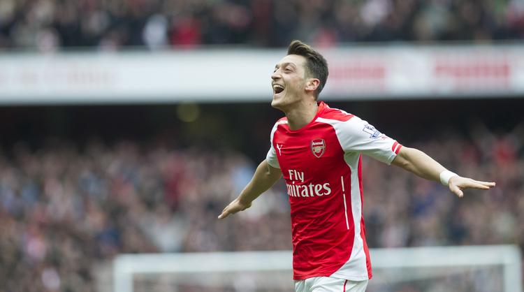 
Özil spiller for klubben Arsenal i London. Det vakte harme blandt en del i Tyskland, da han i maj lod sig fotografere i den britiske hovedstad sammen med Tyrkiets præsident, Recep Tayyip Erdogan Bogdan Maran/AP