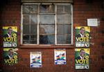 Valgplakater på muren af lejlighedskomplekser i byen Mbare i Zimbabwe. I dag går de for første gang i 40 år til valg uden tidligere præsident Robert Mugabe på stemmesedlen. Mike Hutchings/Ritzau Scanpix