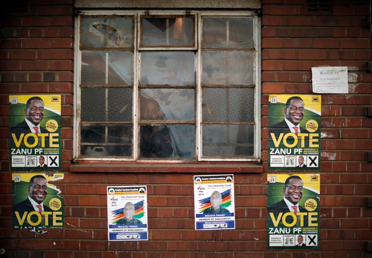 Valgplakater på muren af lejlighedskomplekser i byen Mbare i Zimbabwe. I dag går de for første gang i 40 år til valg uden tidligere præsident Robert Mugabe på stemmesedlen. Mike Hutchings/Ritzau Scanpix