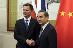 Storbritanniens udenrigsminister, Jeremy Hunt, sammen med sit kinesiske modstykke Wang Yi. De mødes i dag i Beijing for at drøfte en potentiel frihandelsaftale mellem de to lande. Andy Wong/AP