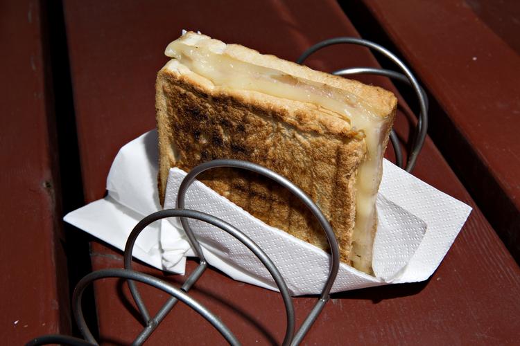 Hos Toast Me Up kan du vælge mellem fire varianter af toast, heriblandt en dessert-toast med nutella og banan. 
   Arkivfoto: Jacob Ehrbahn/POLFOTO