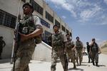 Soldater fra den syriske sikkerhedsstyrke marcherer foran politiets hovedkvarter i byen al-Bab i det nordlige Syrien. Arkivfoto. Lefteris Pitarakis/AP