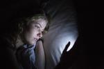 Det er meget almindeligt, at unge (som Emilia Werenberg på billedet) tjekker deres telefon, inden sengetid og som det første, når de står op.  (Billedet stammer oprindeligt fra en artikel om unges forbrug af digitale medier.) Arkivfoto: Nanna Navntoft 
   Nanna Navntoft/POLFOTO