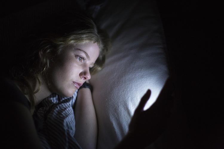 Det er meget almindeligt, at unge (som Emilia Werenberg på billedet) tjekker deres telefon, inden sengetid og som det første, når de står op.  (Billedet stammer oprindeligt fra en artikel om unges forbrug af digitale medier.) Arkivfoto: Nanna Navntoft 
   Nanna Navntoft/POLFOTO