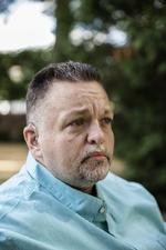 Michael Skou Vestergaard har fået en lavine til at rulle i døvesamfundet, efter han sprang ud som storsvindler. Til Politiken har han fortalt, hvordan døve og tegnsprogstolke i årevis har fået udbetalt penge fra det offentlige for fiktivt arbejde. Ditte Valente/VALENTE DITTE