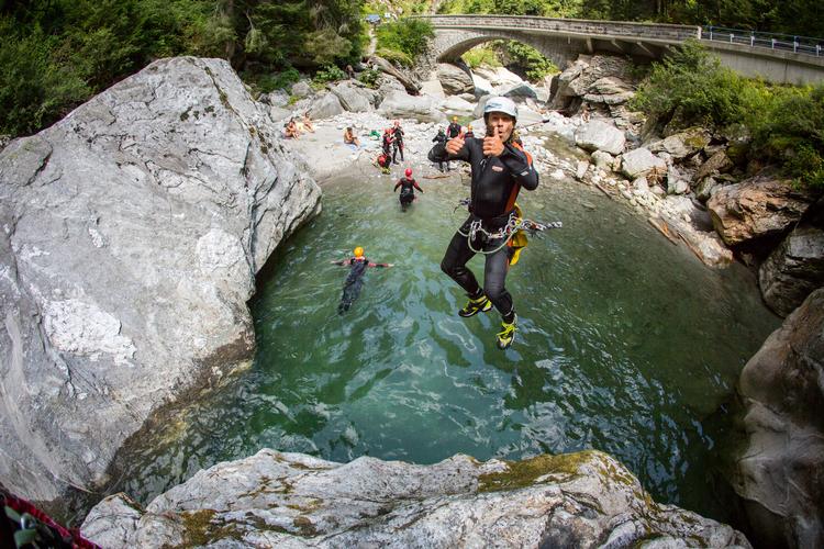 Guiden Mike har ingen problemer med at springe ud fra de højeste klipper.  Mountain Sports