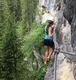 På via ferrata-ruter går og kravler man på små greb, der er sat fast til bjerget. Det er ikke en oplevelse for de højdeforskrækkede, når trækronerne pludselig er under en.  Foto: Rasmus Hauskov
