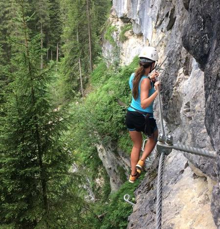 På via ferrata-ruter går og kravler man på små greb, der er sat fast til bjerget. Det er ikke en oplevelse for de højdeforskrækkede, når trækronerne pludselig er under en.  Foto: Rasmus Hauskov