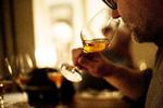 Nogle mener, at den lugter af stald og sur gummistøvle, mens andre finder den fantastisk og yderst velsmagende. Det er selvfølgelig den hippe naturvin, der tales om her. 4. august kan du blive klogere på den, når endagsfestivalen Vild Vin afholdes.  Arkivfoto: Janus Engel/POLFOTO