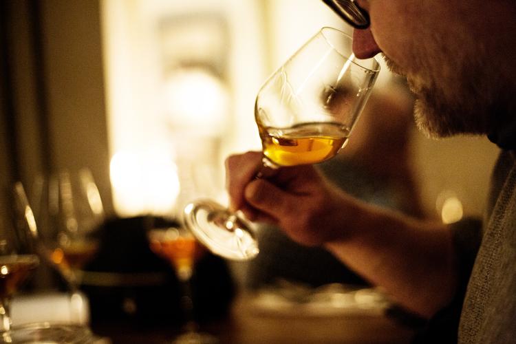 Nogle mener, at den lugter af stald og sur gummistøvle, mens andre finder den fantastisk og yderst velsmagende. Det er selvfølgelig den hippe naturvin, der tales om her. 4. august kan du blive klogere på den, når endagsfestivalen Vild Vin afholdes.  Arkivfoto: Janus Engel/POLFOTO