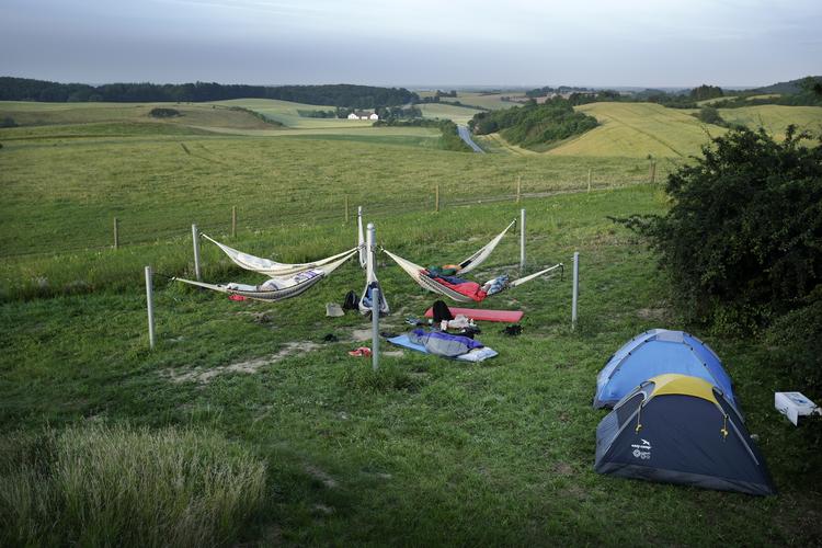 En overordentlig varm nat venter danskerne. Hvis man har mulighed for det, kan man tilbringe natten i det fri - som her i Tølløse.  Morten Langkilde/POLFOTO