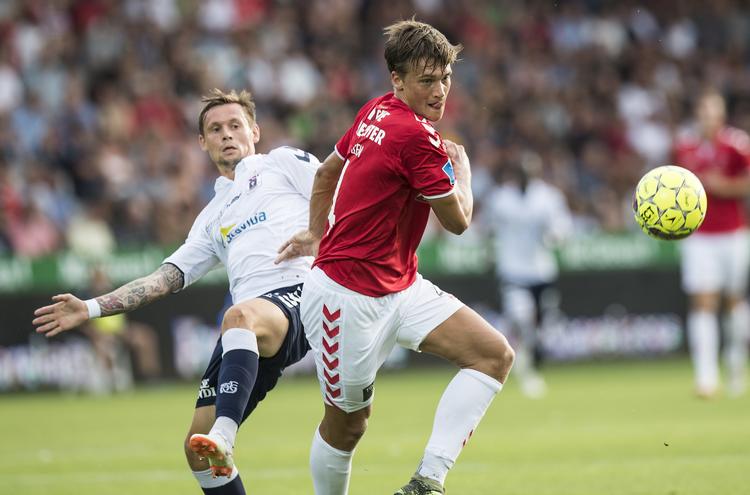 Rasmus Lauritsen (th.) og Jakob Ankersen (tv.) i en duel på det udsolgte Vejle Stadion. Claus Fisker/Ritzau Scanpix