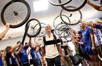 Der var cykelhjul i Rønne Lufthavn, da Magnus Cort landede efter Tour de France. Nils Meilvang/Ritzau Scanpix