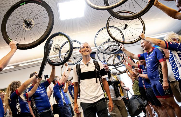 Der var cykelhjul i Rønne Lufthavn, da Magnus Cort landede efter Tour de France. Nils Meilvang/Ritzau Scanpix