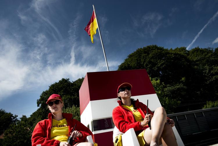 
    Livredderne har usædvanligt travlt denne sommer.  Livredderne Mette Sannerud (tv) og Kathrine Christiansen har holdt øje med gæsterne ved badeanstalten Den Permanente i Aarhus. Foto: Tanja Carstens Lund
   Lund Tanja Carstens/RITZAU/SCANPIX