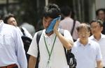 Med temperaturer over 40 grader blev der sat varmerekord i juli måned i Japan. Kort forinden var landet ramt af oversvømmelser. Koji Sasahara/AP