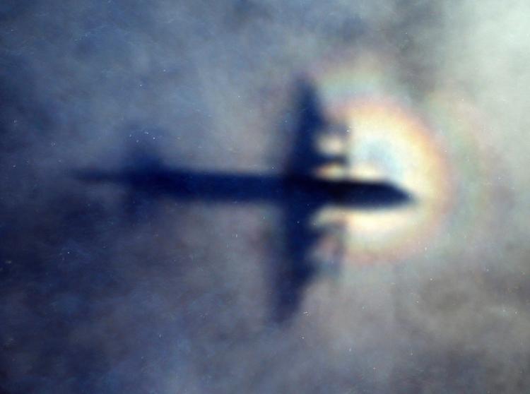 
 Trods en intens eftersøgning er vraget af det MH370 aldrig fundet- her er det et  Royal New Zealand Air Force P3 Orion, som i 2014 søgte efter det forsvundne fly.
 Rob Griffith/AP