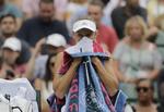 Opvarmningen til grand slam-turneringen US Open, der starter 27. august, er begyndt lidt uheldigt for Caroline Wozniacki, der er blevet skadet.
   Ben Curtis/AP