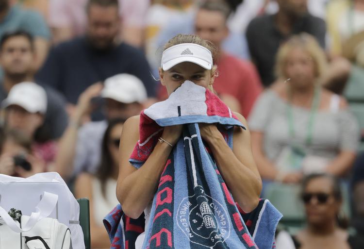 Opvarmningen til grand slam-turneringen US Open, der starter 27. august, er begyndt lidt uheldigt for Caroline Wozniacki, der er blevet skadet.
   Ben Curtis/AP