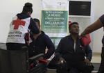 
    Røde Kors medarbejdere hjælper de overlevende passagerer fra flystyret ved den mexikanske lufthavn i Durango.

   /AP