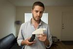 Cody Wilson har grundlagt Defense Distributed. Her ses han på et foto fra 2013 med en pistol, han selv har 3D-printet i sit hjem i Austin, Texas. Jay Janner/AP