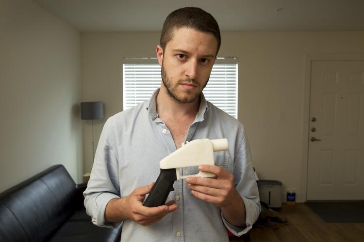 Cody Wilson har grundlagt Defense Distributed. Her ses han på et foto fra 2013 med en pistol, han selv har 3D-printet i sit hjem i Austin, Texas. Jay Janner/AP