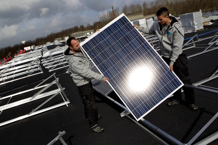 Danmark har i årevis etableret flere solcelleanlæg, men rekorden i elproduktion fra dem blev ikke sat i årets solrige juli. 
   Finn Frandsen/POLFOTO